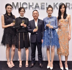 杨幂和古力娜扎两双高跟美足一起飞