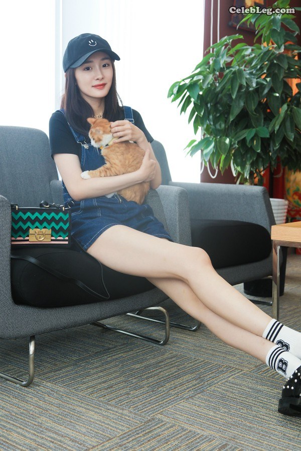 杨幂清纯妹子扮相秀长腿给你初恋感觉(1/6)