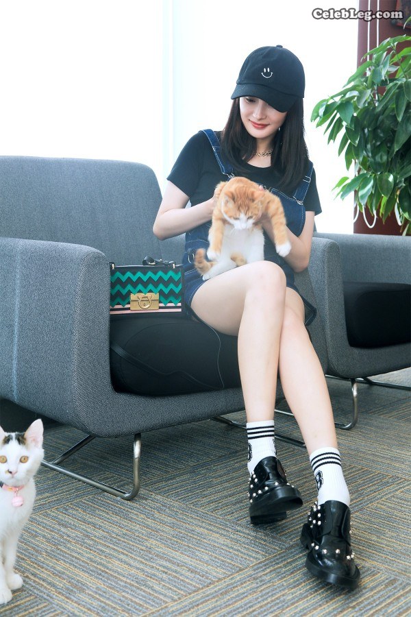 杨幂清纯妹子扮相秀长腿给你初恋感觉(2/6)