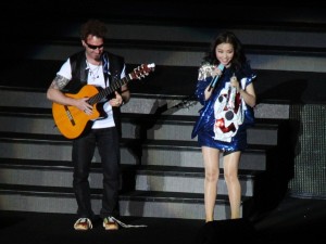 张靓颖肉丝袜美腿演唱会三