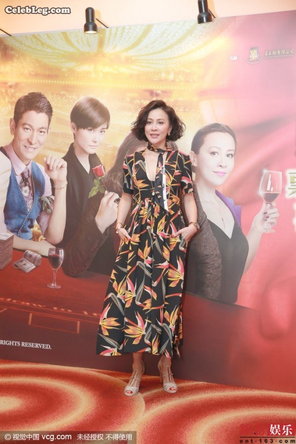 熟女刘嘉玲脚趾上涂红色指甲油(3/8)