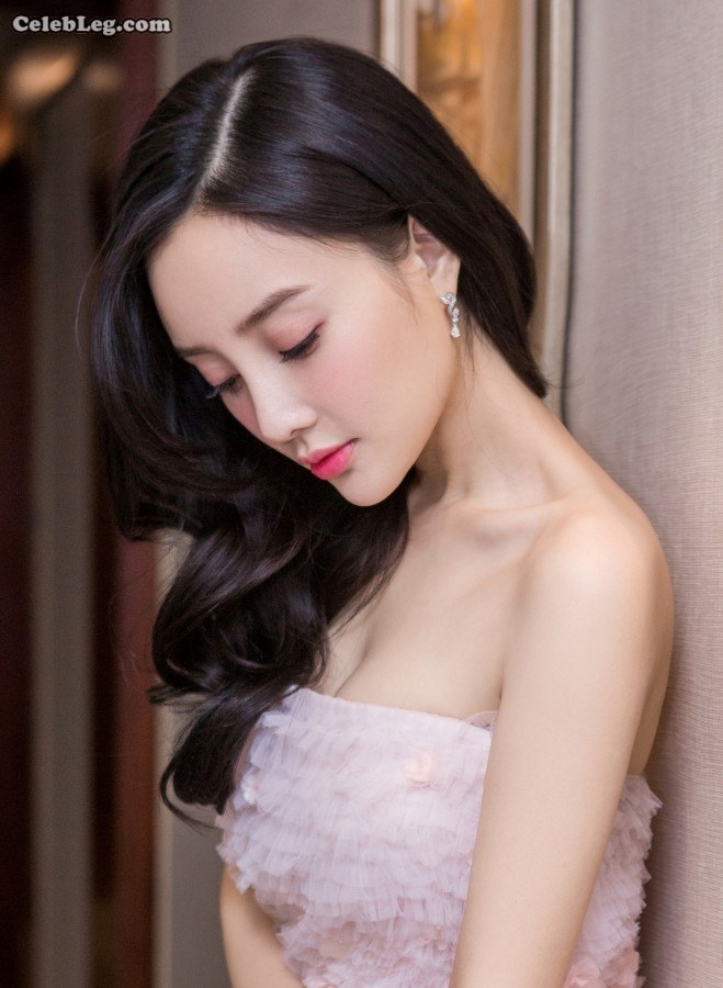 李小璐露美背穿驴蹄高跟鞋(4/7)