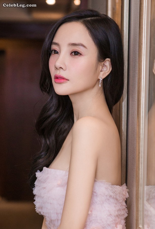 李小璐露美背穿驴蹄高跟鞋(5/7)