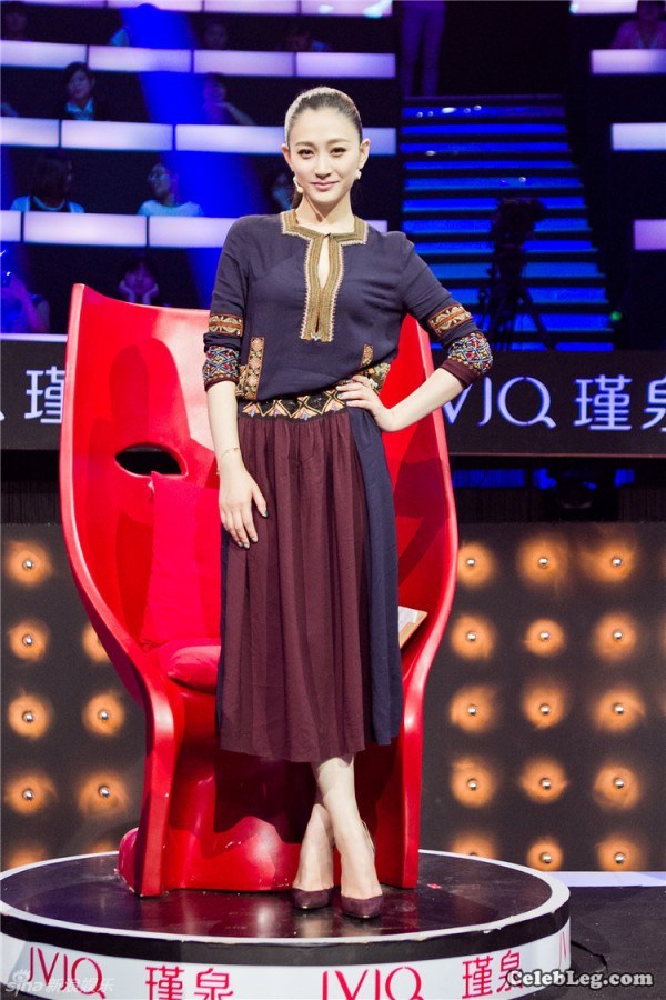 Li Xiaoran sits dignifiedly and shows off her beautiful legs and insteps with high heels in a variety show recording(7/8)