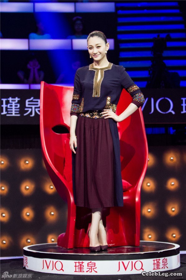 李小冉录制综艺节目里坐姿端庄秀高跟美腿脚背(8/8)