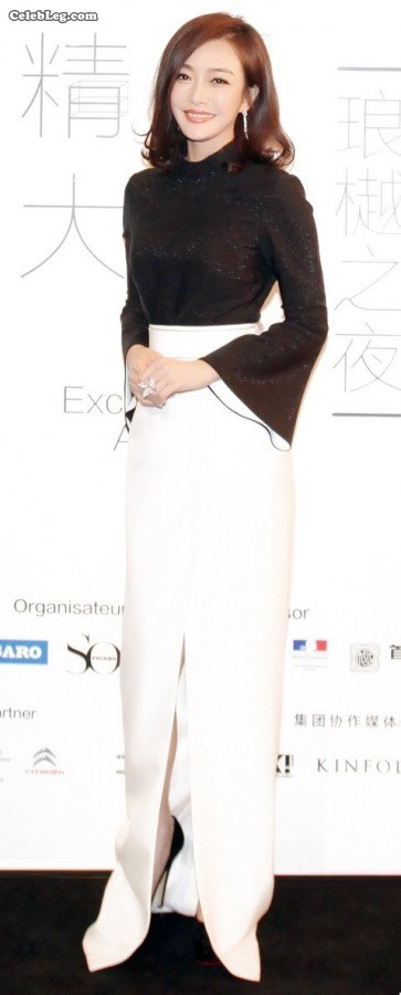 Qin Lan's stiletto heels under her long skirt(1/4)