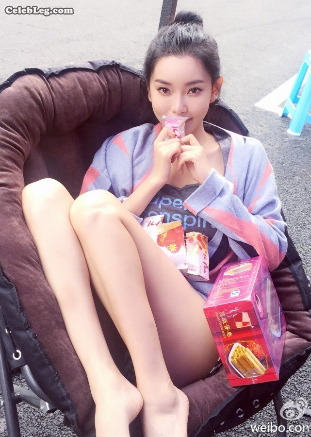 可爱的美女吃货童菲露腿(1/1)