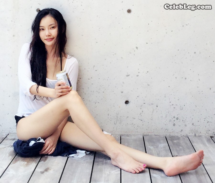 腿美就是任性童菲坐在地上伸出玉腿美足(1/2)