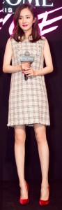 明星杨幂红唇美腿有女王气质