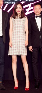 明星杨幂红唇美腿有女王气质