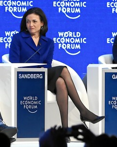 Facebook首席运营官Sheryl Sandberg黑丝高跟美腿