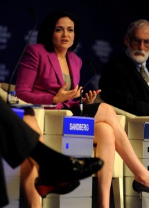 Facebook的Sheryl Sandberg与财新传媒胡舒立同台秀高跟