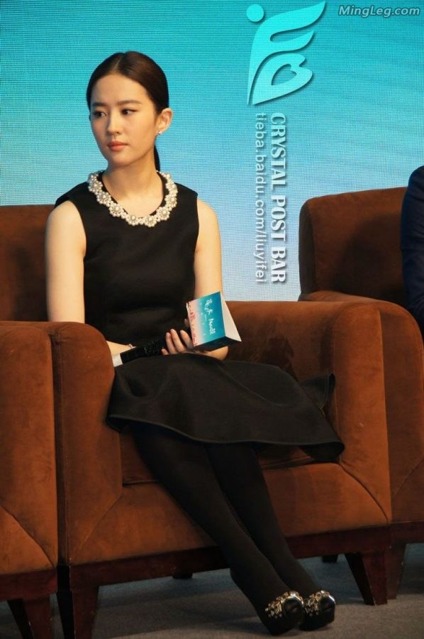 仙女儿刘亦菲厚黑色丝袜坐姿翘二郎腿(13/13)