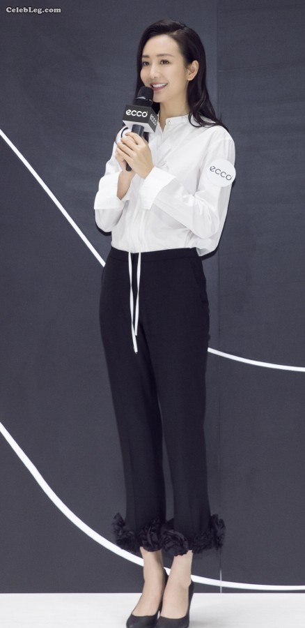 Wang Ou's slender jade feet endorse the brand of high heels(6/6)