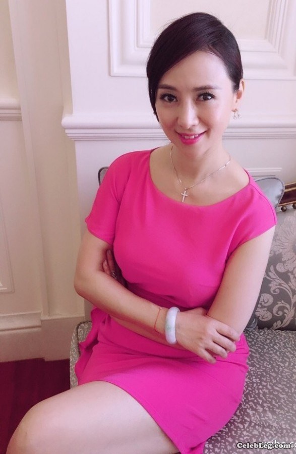 人妻翁虹居家展示大白腿(2/2)