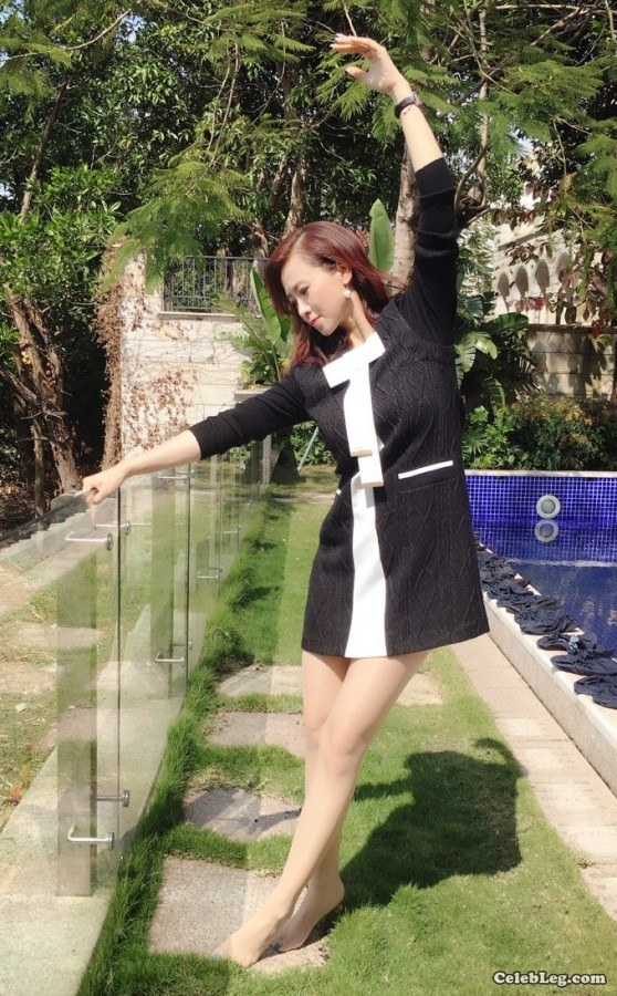 快来看熟女翁虹的肉丝袜脚姿势多(2/5)
