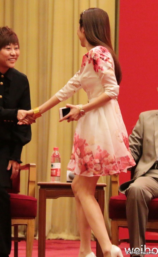 咖啡之翼女老板尹峰的细美腿配超薄丝袜(2/12)