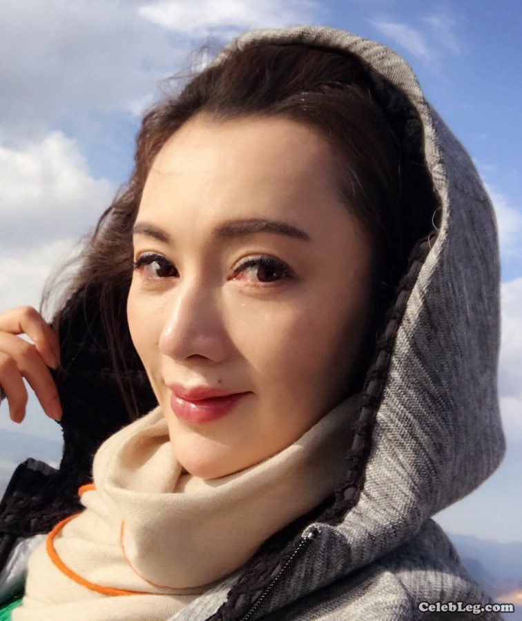 尹峰靴子黑丝美腿生活照好漂亮的老板(3/5)