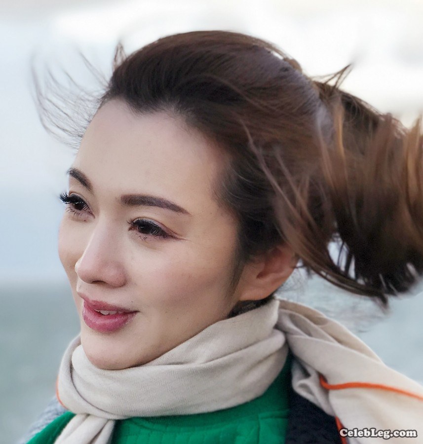 尹峰靴子黑丝美腿生活照好漂亮的老板(4/5)