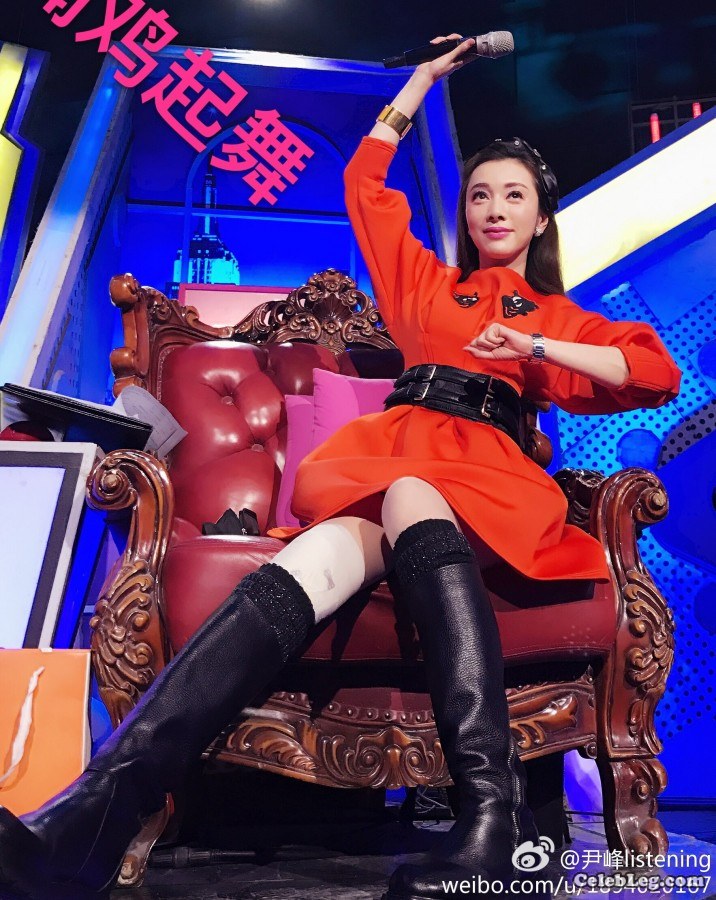 美女老总尹峰节目里的美腿靴子这么低的角度也不怕走光(1/6)