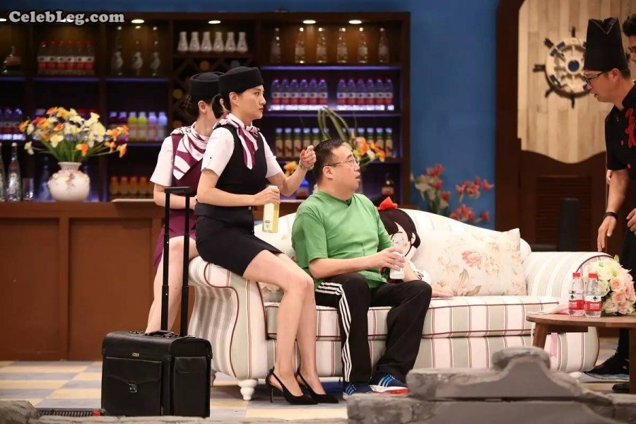 张萌和金玉婷空姐制服装扮高跟美腿(10/13)