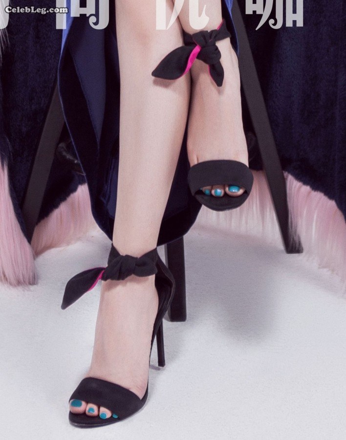 If anyone wants to see Zhang Meng's beautiful feet, take a closer look here(2/4)