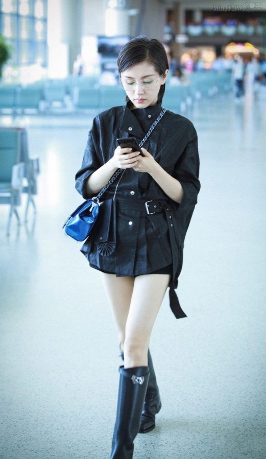 街拍明星眼镜妹子王子文的白腿大家忍住(12/14)
