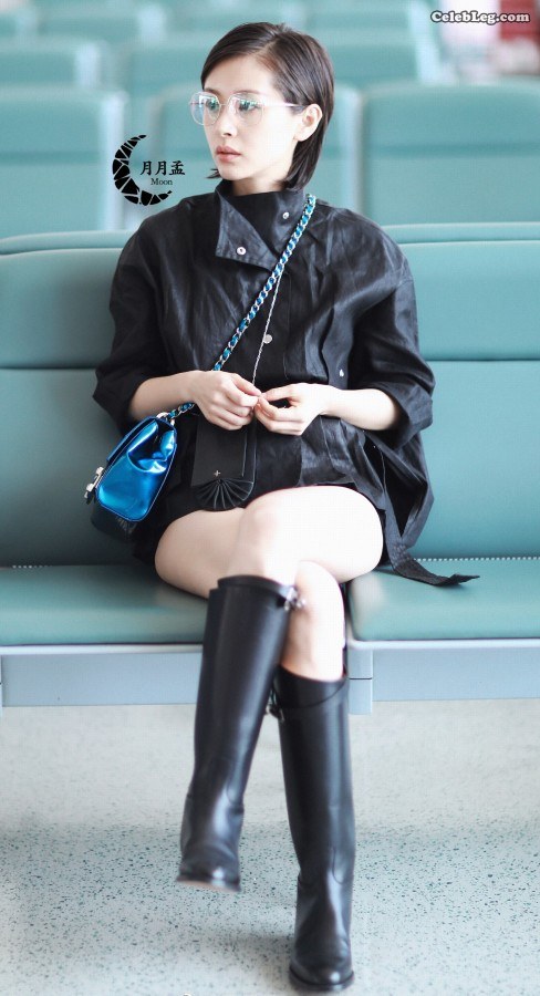 街拍明星眼镜妹子王子文的白腿大家忍住(3/14)
