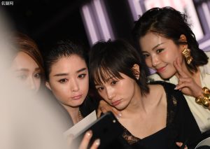 刘涛复古造型踩乳白色尖头高跟鞋衬托出优雅气质