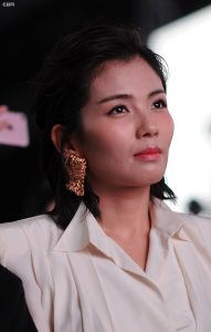 刘涛复古造型踩乳白色尖头高跟鞋衬托出优雅气质