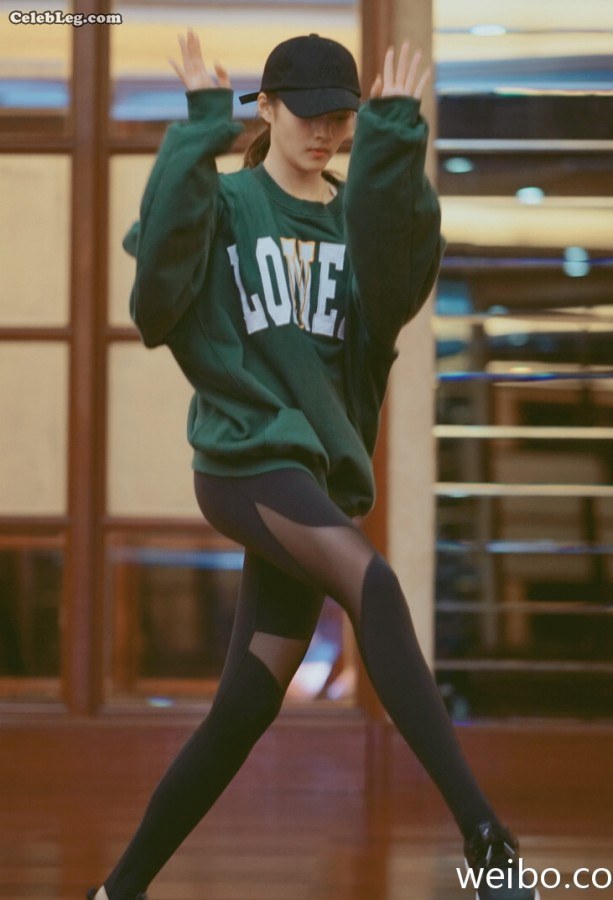 Guan Xiaotong's black pantyhose and hip-hop dance look quite similar(1/3)