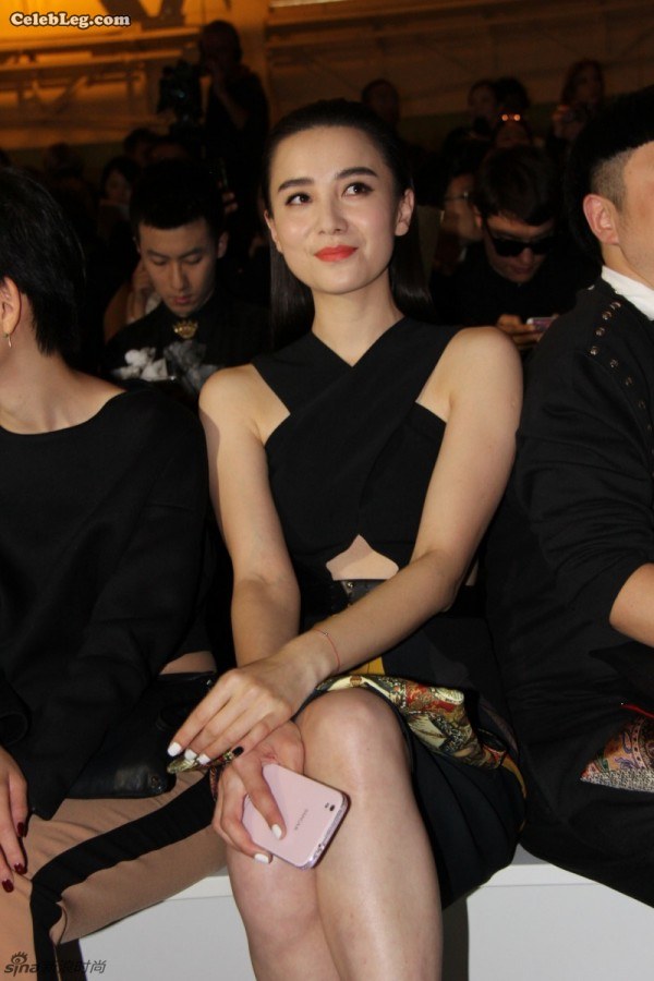 大气的美女宋佳美腿交叉坐姿前排看秀(20/32)