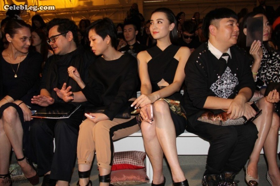 The majestic beauty Song Jiamei sits in the front row with her legs crossed to watch the show(6/32)