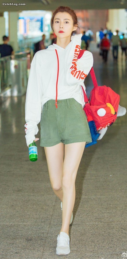 Lu Shan's long legs are nice when photographed at the airport(1/4)