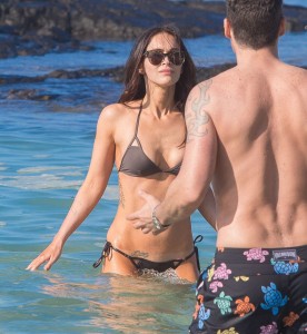 泳衣Megan Fox和男友海边玩耍