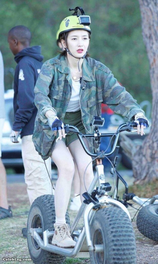 Hua'er and young Jiang Shuying's big white legs(1/2)