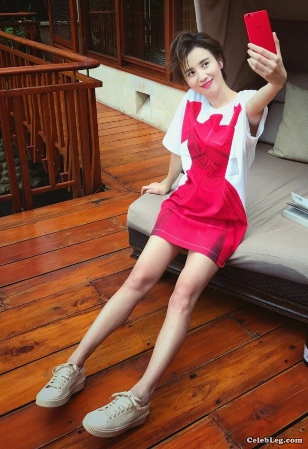 Song Jia takes a selfie with her long legs while playing with her mobile phone(2/5)