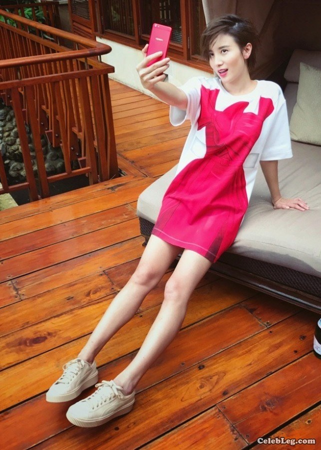 Song Jia takes a selfie with her long legs while playing with her mobile phone(5/5)