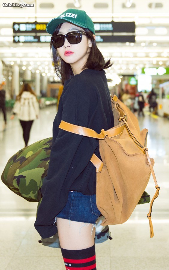 Photography of Song Qian wearing pantyhose and big white legs at the airport(2/5)