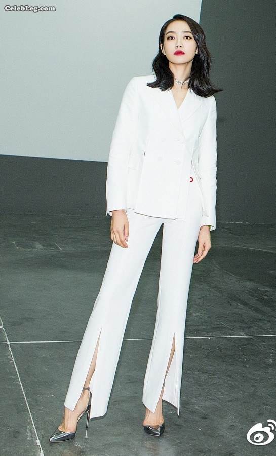Domineering female president Song Qian doesn't count me as one of the male secretaries she recruits.(1/10)