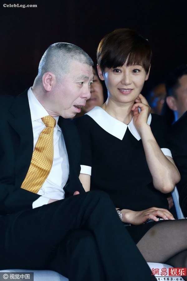 Xu Fan's black silk legs are playing with his mobile phone in the audience(16/16)