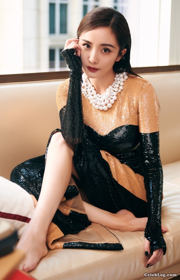 杨幂的脚美不美为什么挡住了(1/1)