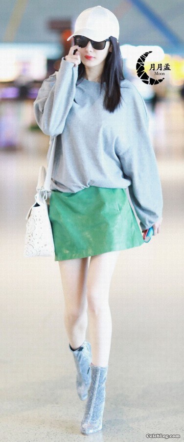 Actress Yang Mi's fresh and thin legs street photo(4/16)