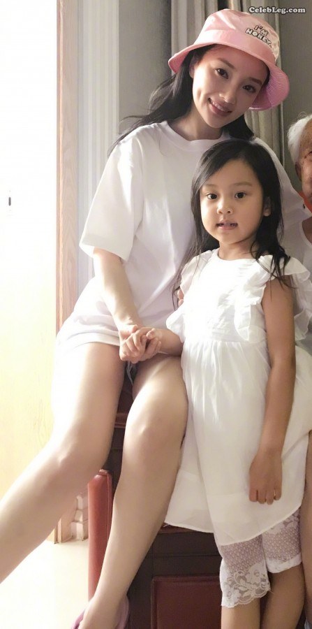 手机拍摄李小璐和家人合影露大白腿(1/1)