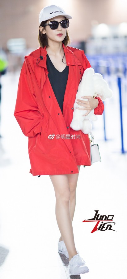 新疆美女古力娜扎美腿短裤街拍(3/16)