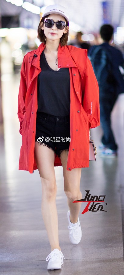 新疆美女古力娜扎美腿短裤街拍(4/16)