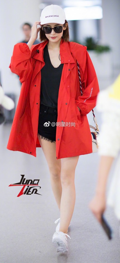 新疆美女古力娜扎美腿短裤街拍(7/16)