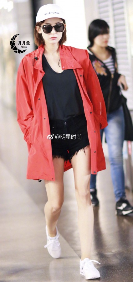 新疆美女古力娜扎美腿短裤街拍(9/16)