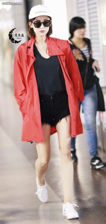 新疆美女古力娜扎美腿短裤街拍(15/16)
