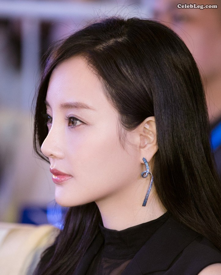 娇小女人李小璐细高跟玉腿(3/17)